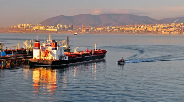 Öltanker beladen — Stockfoto