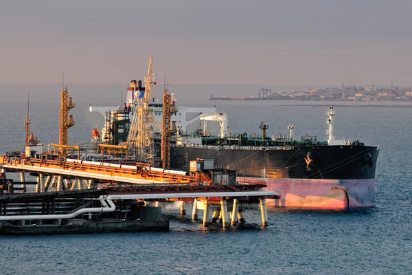 Petrol supertanker yükleme
