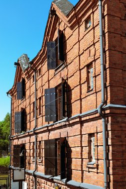 kırmızı tuğla ev