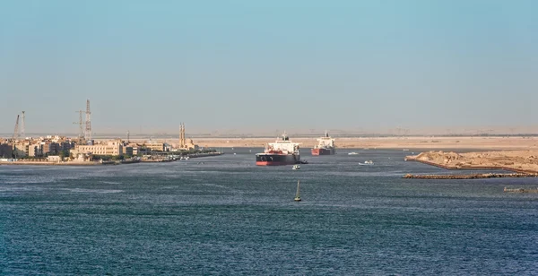 Schepen in het Suez-kanaal — Stockfoto