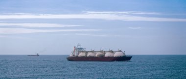 Gaz tankeri alacakaranlıkta