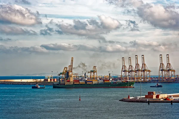 Rebocadores que auxiliam o navio porta-contentores — Fotografia de Stock