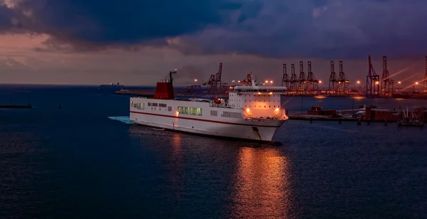 Nave de transbordador que llega puerto — Foto de Stock