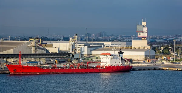 Petroliera al molo porto marittimo di Valencia — Foto Stock