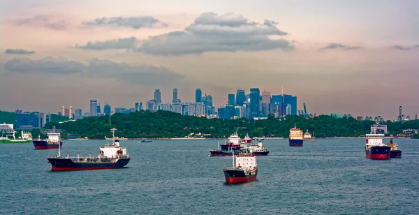 Nákladní lodě čekají v Singapuru Harbour — Stock fotografie