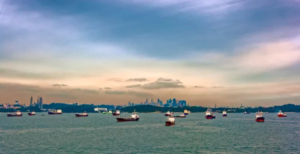 Barcos de carga esperando en el puerto de Singapur —  Fotos de Stock