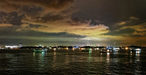 Czeka w Singapurze portu statków towarowych — Zdjęcie stockowe