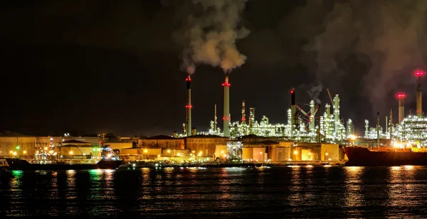 Refinería de petróleo por la noche —  Fotos de Stock