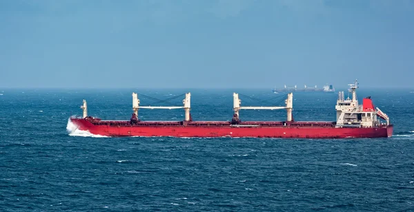 Cargo cargo navire dans la mer orageuse — Photo