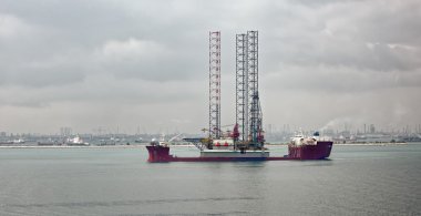 Petrol sondaj platformu platformu ile yüklenen ağır Asansör gemi