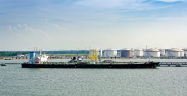 Tanker bir petrol depolama terminal önünde