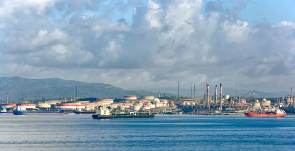 Tankschiff vor einer Raffinerie — Stockfoto