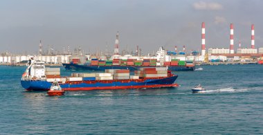 Gemi ve tekneler bir petrol depolama terminal önünde