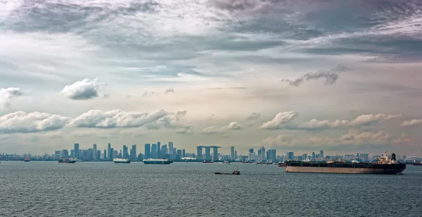 Φορτηγά πλοία περιμένουν στο λιμάνι της Σιγκαπούρης — Φωτογραφία Αρχείου