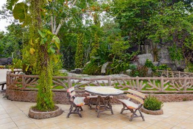 Tropikal Bahçe, tablo ve banklar