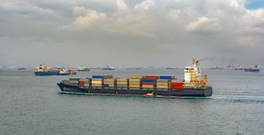 Pilot tekne ve konteyner gemisi