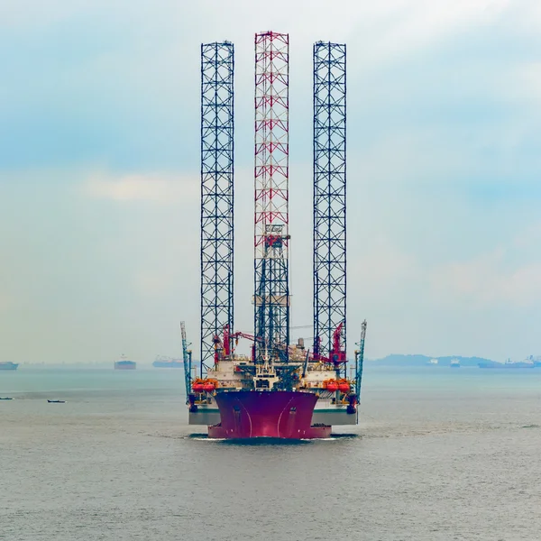 Embarcação de elevação pesada carregada com plataforma de plataforma de equipamento de óleo — Fotografia de Stock