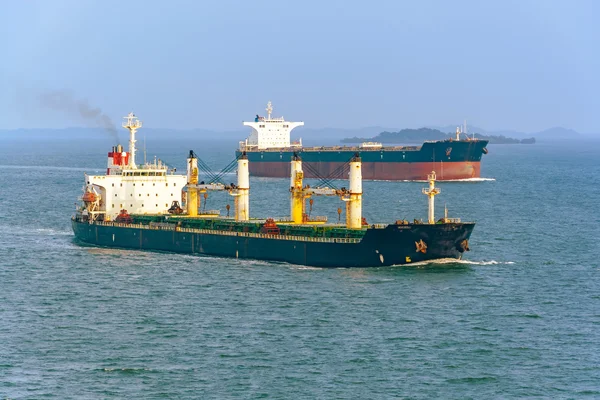 Barcos en Estrecho de Singapur —  Fotos de Stock