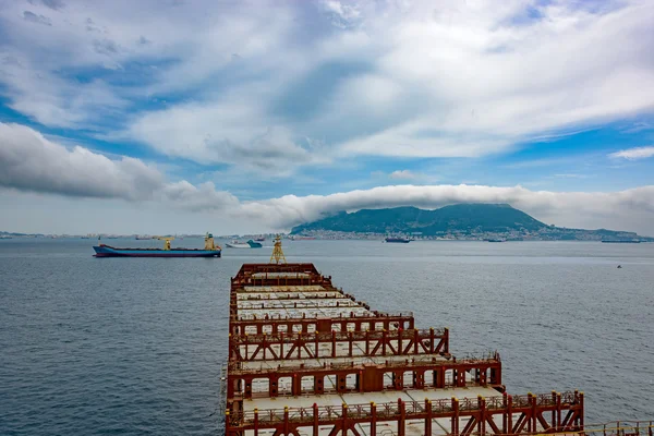 Промислові контейнеровоза входить Гібралтарська протока — стокове фото