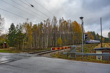 Demiryolu geçişi kırsal Finlandiya