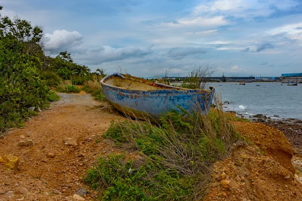 Παλιό ερειπωμένο σκάφος στην παραλία με βότσαλα. — Φωτογραφία Αρχείου