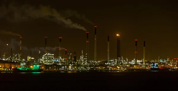 Rafineria ropy naftowej w nocy — Zdjęcie stockowe