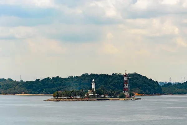 Lighthouse on tropical island — Stock Photo, Image