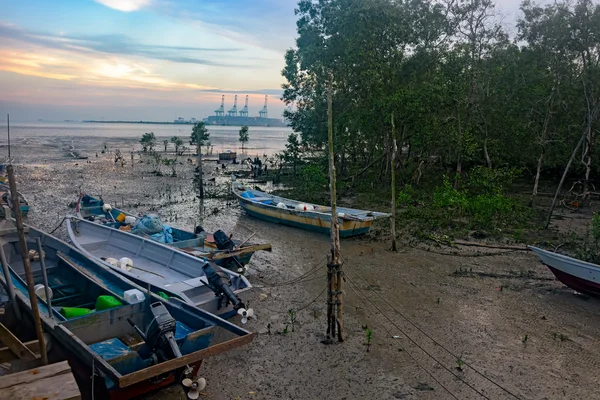 Barcos de pesca na lama na maré baixa — Fotografia de Stock