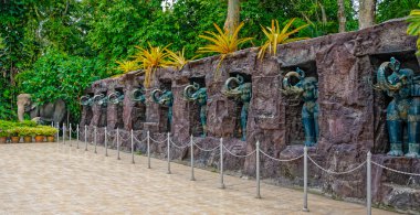 Duvardaki fil heykeller