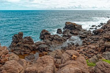 Küçük ada Ngor Atlantik Okyanusu kıyısında