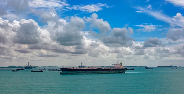 Oil supertanker in Singapore Strait — Stock Photo, Image