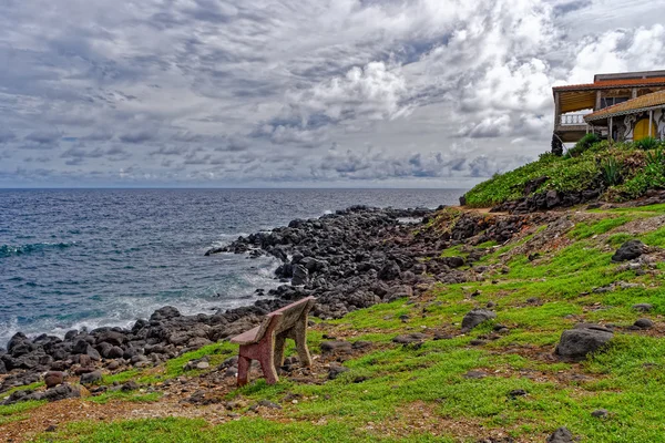Берег крошечного острова Нгор в Атлантическом океане — стоковое фото