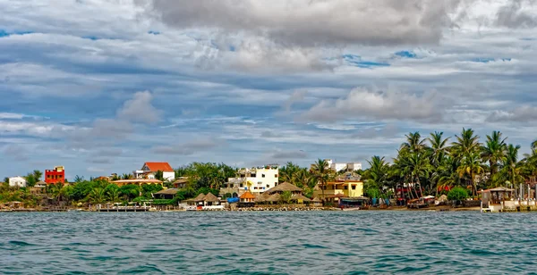 Küste der winzigen Insel Ngor im Atlantik — Stockfoto