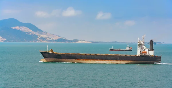 Ship in the Strait of Singapore — Stock Photo, Image