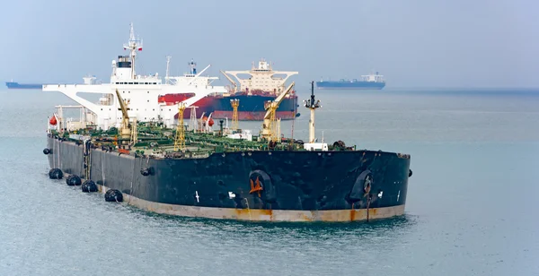 Φόρτωση αγκυροβολημένα supertanker πετρελαίου μέσω εμβάσματος πετρελαίου μεταφόρτωσης από πλοίο σε πλοίο — Φωτογραφία Αρχείου