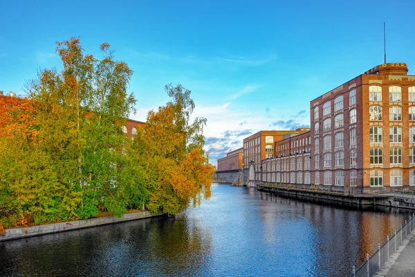 Oud fabrieksgebouw van rode baksteen — Stockfoto