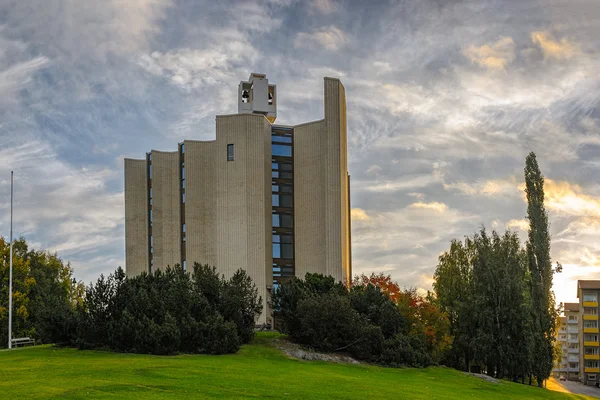 Vista do nascer do sol para a Igreja Kaleva em Tampere, Finlândia — Fotografia de Stock