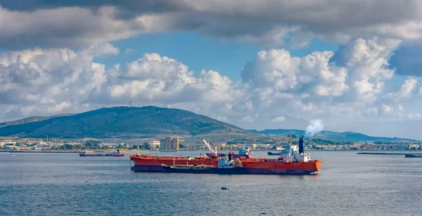 Loading anchored oil supertanker via a ship-to-ship oil transfer — Stock Photo, Image