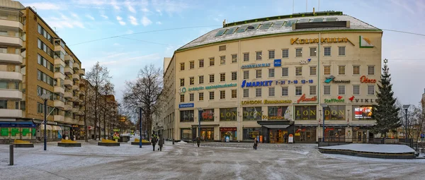 Paesaggio urbano del centro di Jyvaskyla con decorazione natalizia — Foto Stock