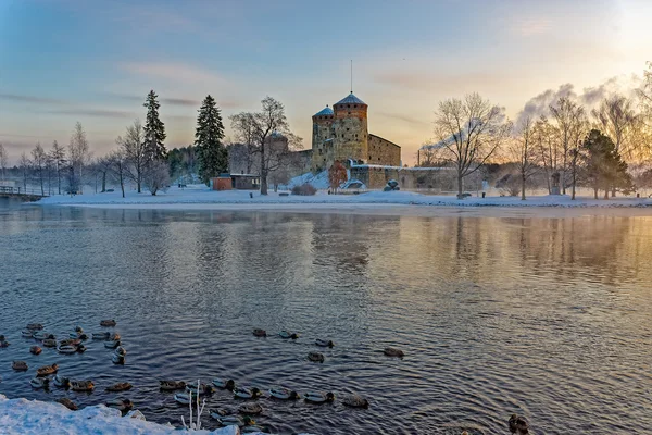 Стародавня фортеця в морозний зимовий ранок — стокове фото