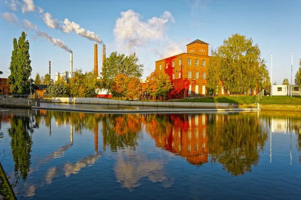 Velha fábrica de tijolos vermelhos edifícios pelo canal — Fotografia de Stock