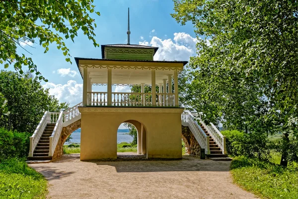 Grotto Köşk Eski Parkta Güneşli Yaz Günü Aile Varlığı Ataları — Stok fotoğraf