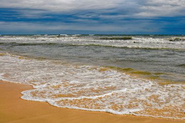 fırtınalı denizde dalgalar