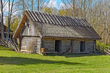 Saz ve iki kapı ile eski ahır