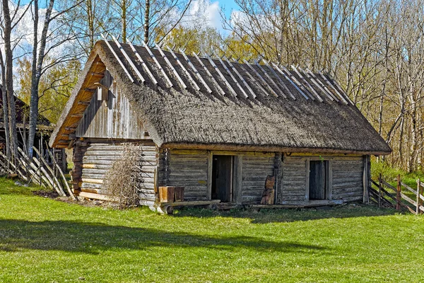 Régi pajta thatch és két ajtóval — Stock Fotó