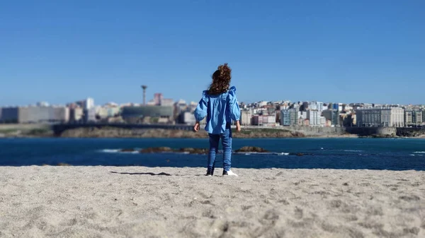 Mała Dziewczynka Bawiąca Się Plaży — Zdjęcie stockowe