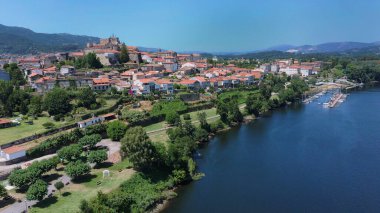 Tui nehir yürüyüşü, katedralin yanında.