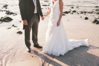 Sahilde evlenen çift.