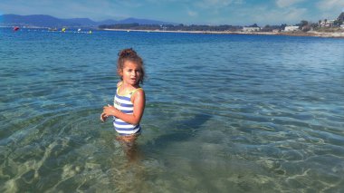 Mutlu kız Vigo 'da sahilde banyo yapıyor.