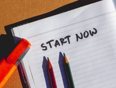 Eğitim, iş ve iş için fotoğraf ekipmanları. Ürünleri, simgeleri ve kırtasiyeyle ilgili olayları tanıtmak için çok iyi. Evden çalışmak için mükemmel..